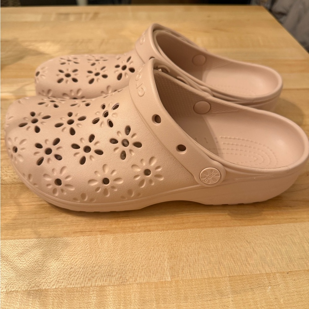 CROCS Light Pink Floral Clogs - Picture 4 of 6